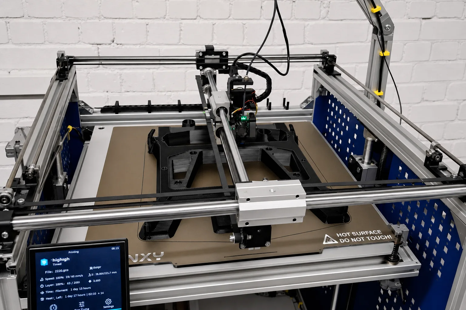 Großformat-FDM-Drucker bei der Fertigung eines großen technischen Bauteils